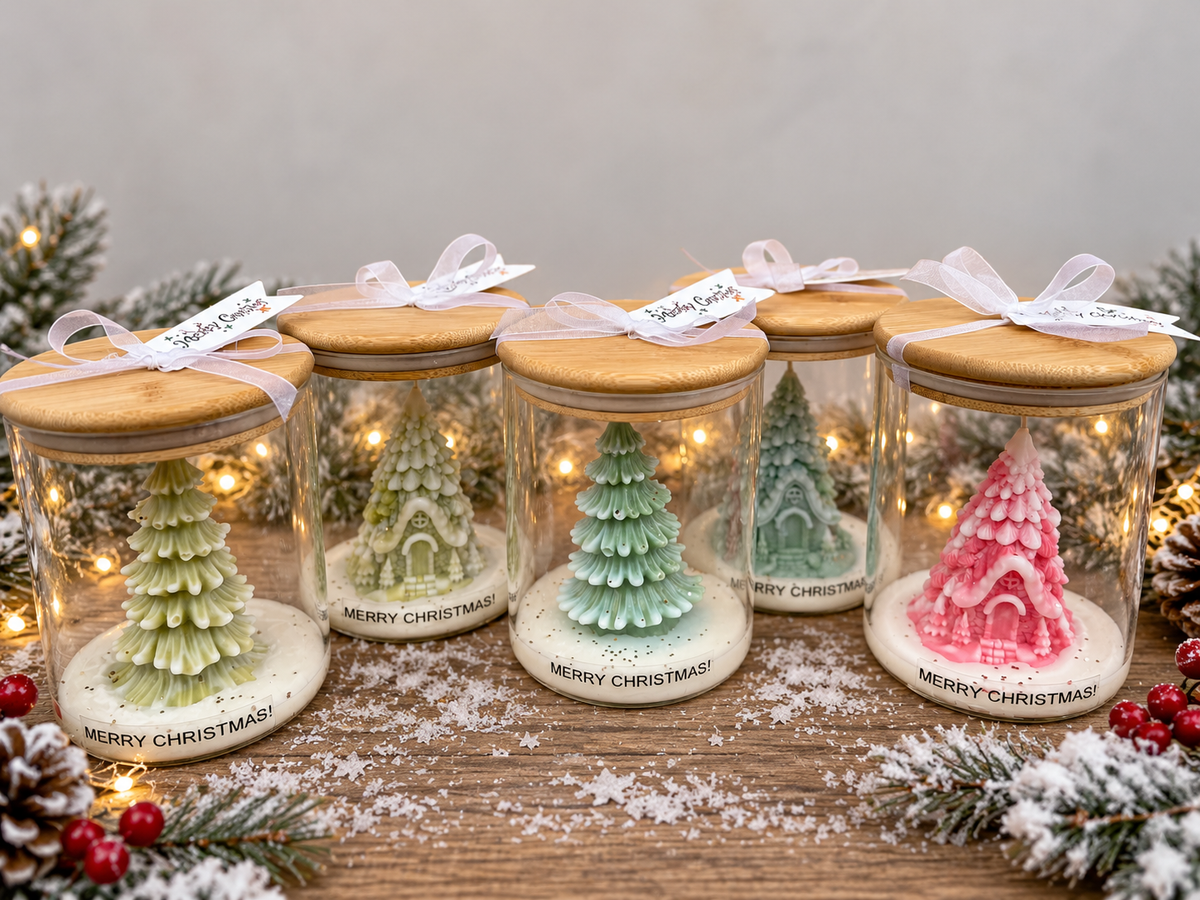 🎄 Christmas Tree & Snowy Cottage Candle in Glass Jar – Handmade Christmas Gift
